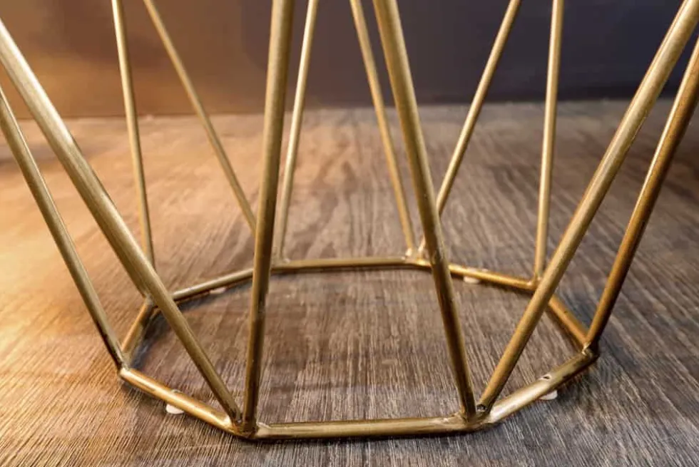 Abstrakter Beistelltisch DIAMOND 50cm natur Akazie Massivholz messing Metallgestell