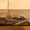 Ausziehbarer Esstisch MOSAIK 140-180cm braun Pinie recyceltes Massivholz Metall schwarz