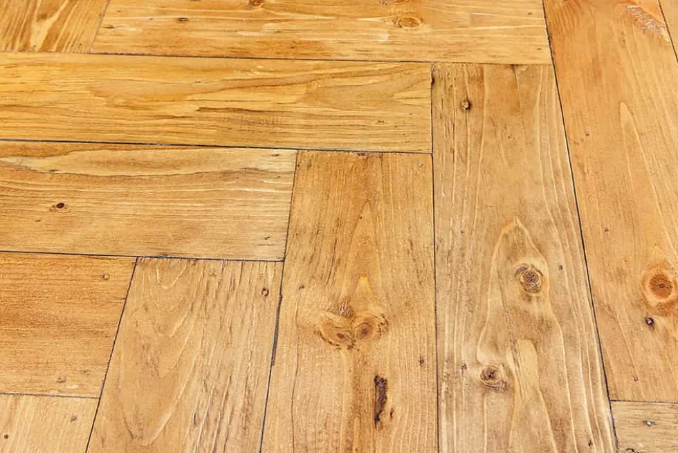 Ausziehbarer Esstisch MOSAIK 160-200cm braun Pinie recyceltes Massivholz Metall schwarz