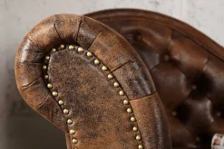 Chesterfield Récamière 170cm antik braun mit Knopfheftung und Nietenbesatz