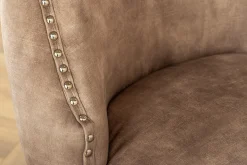Chesterfield Stuhl CASTLE DELUXE beige Samt mit Löwenkopf Nieten