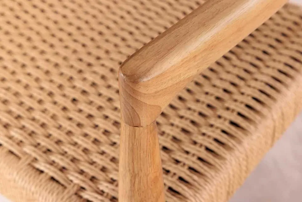 Design Armlehnen-Stuhl KENNEDY natur aus recyceltem Pinienholz mit Korbgeflecht