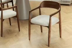 Design Armlehnen-Stuhl KENNEDY braun smoke creme aus recycelter Pinie mit Polstersitz
