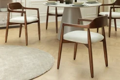 Design Armlehnen-Stuhl KENNEDY braun smoke creme aus recycelter Pinie mit Polstersitz