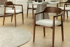 Design Armlehnen-Stuhl KENNEDY braun smoke creme aus recycelter Pinie mit Polstersitz