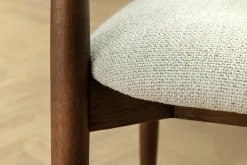 Design Armlehnen-Stuhl KENNEDY braun smoke creme aus recycelter Pinie mit Polstersitz