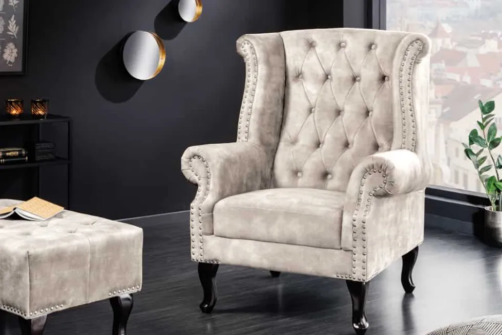 Design Ohrensessel CHESTERFIELD 105cm champagner beige Samt silber Ziernieten