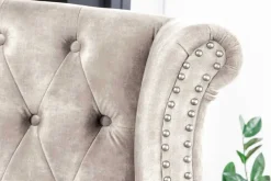 Design Ohrensessel CHESTERFIELD 105cm champagner beige Samt silber Ziernieten