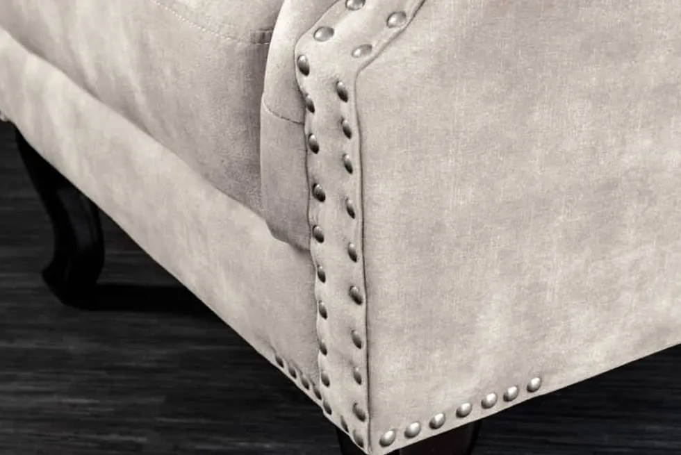 Design Ohrensessel CHESTERFIELD 105cm champagner beige Samt silber Ziernieten