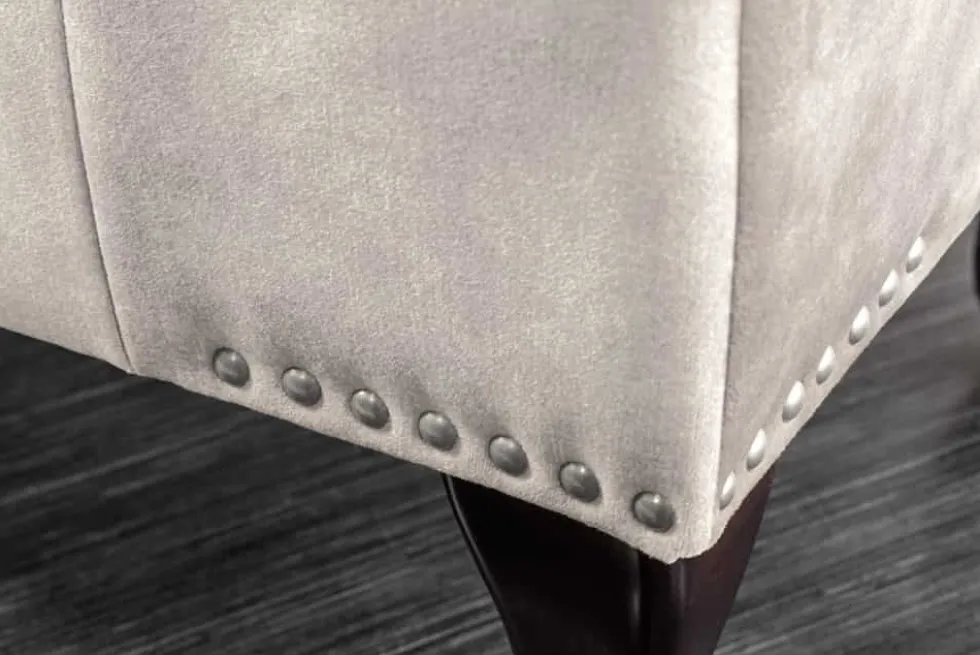 Design Sitzhocker CHESTERFIELD 80cm champagner beige Samt Knopfheftung Nietenbesatz