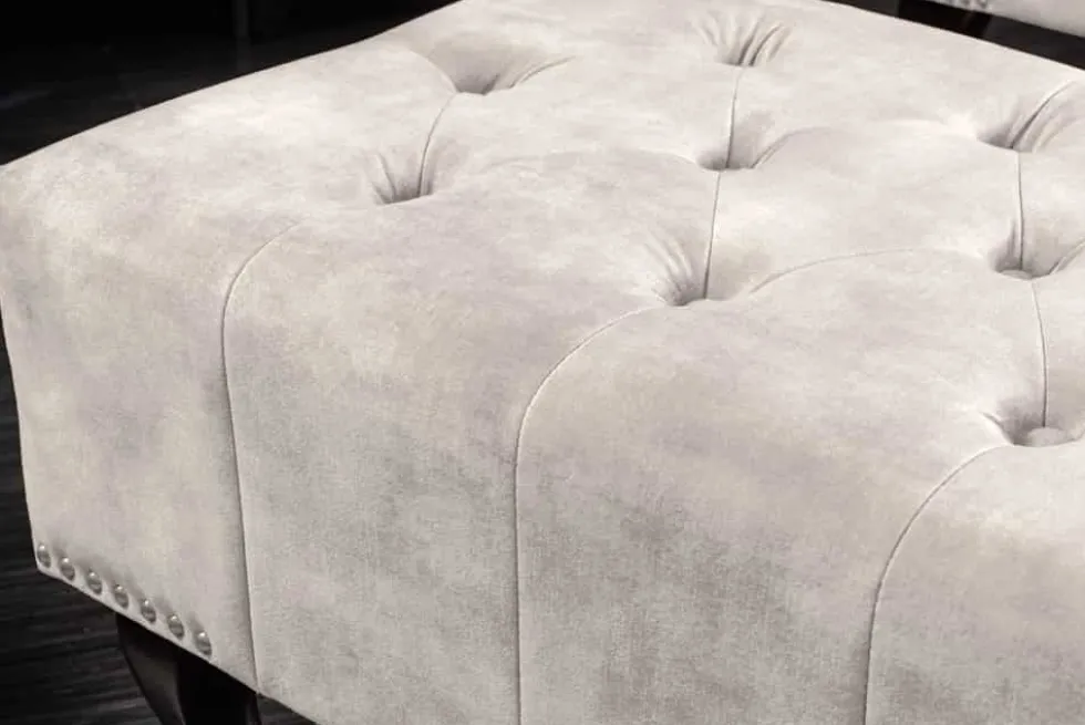 Design Sitzhocker CHESTERFIELD 80cm champagner beige Samt Knopfheftung Nietenbesatz