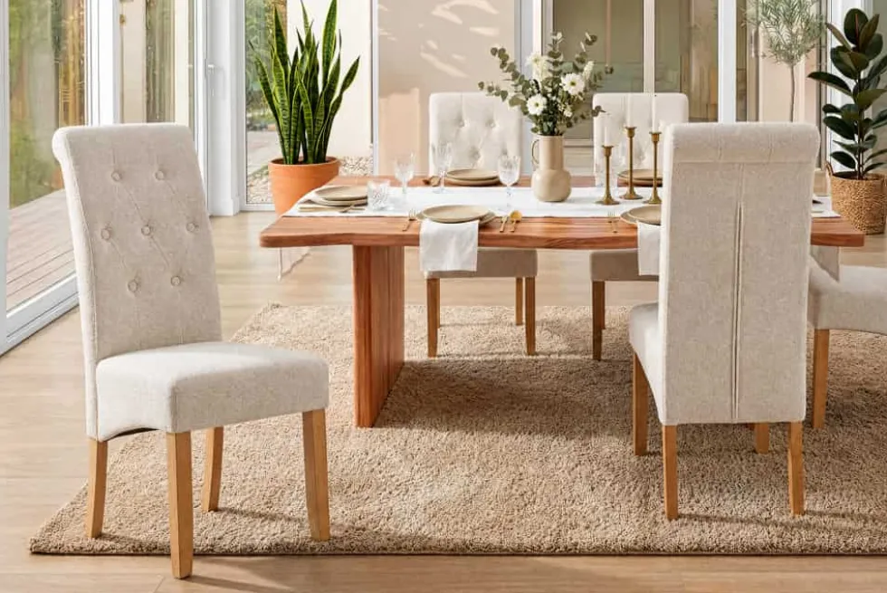 Design Stuhl CASA beige Bouclé Tweed Soft Massivholzbeine Zierknöpfe und Nackenrolle