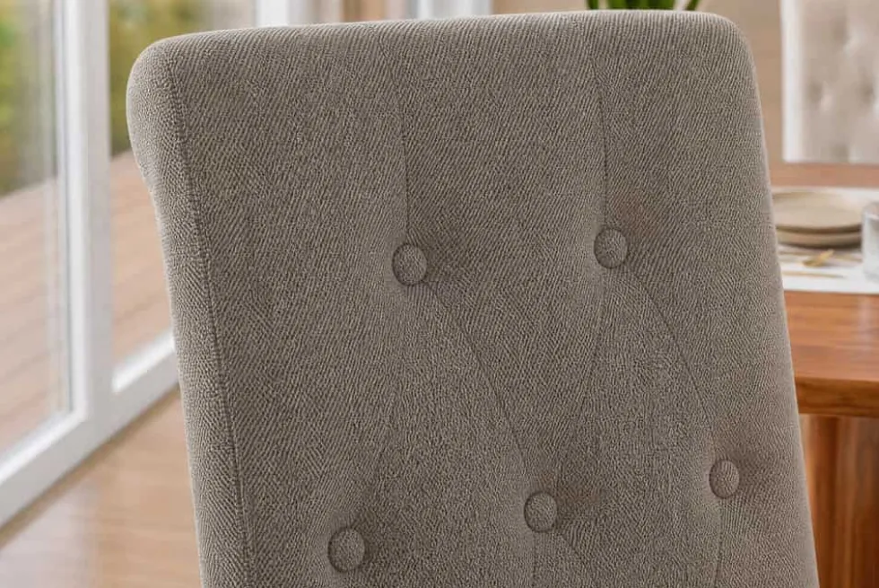 Design Stuhl CASA taupe Strukturstoff Massivholzbeine mit Zierknöpfen und Nackenrolle