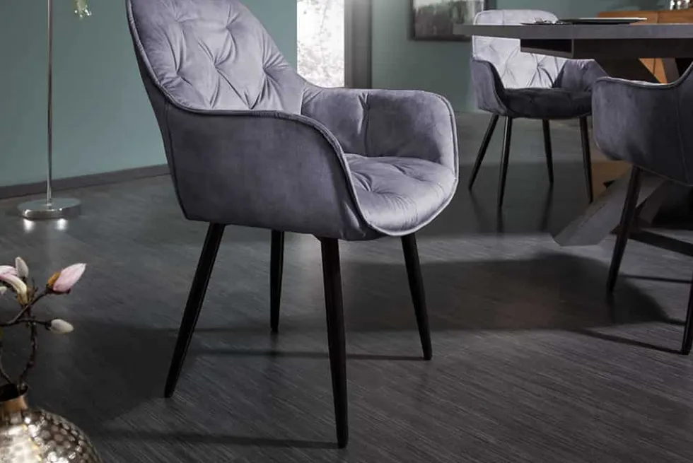 Design Stuhl MILANO grau Samt mit Armlehne Ziersteppung gepolstert schwarze Metallbeine