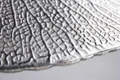 Handgearbeiteter Beistelltisch ABSTRACT LEAF 40cm silber