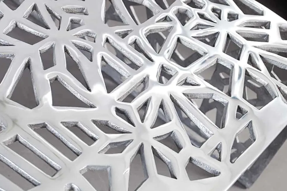 Handgearbeiteter Couchtisch ABSTRACT 60cm Alu silberfarbig im Gap Design