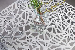 Handgearbeiteter Couchtisch ABSTRACT 60cm Alu silberfarbig im Gap Design