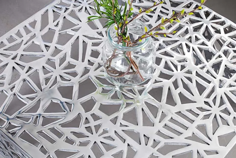 Handgearbeiteter Couchtisch ABSTRACT 60cm Alu silberfarbig im Gap Design
