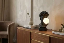 Handgefertigte Tischlampe DAVID 30cm schwarz Büste mit weißer Lampenkugel