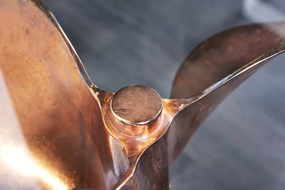 Handgefertigter Beistelltisch OCEAN 75cm kupfer schwarz Glasplatte rund Metall maritim