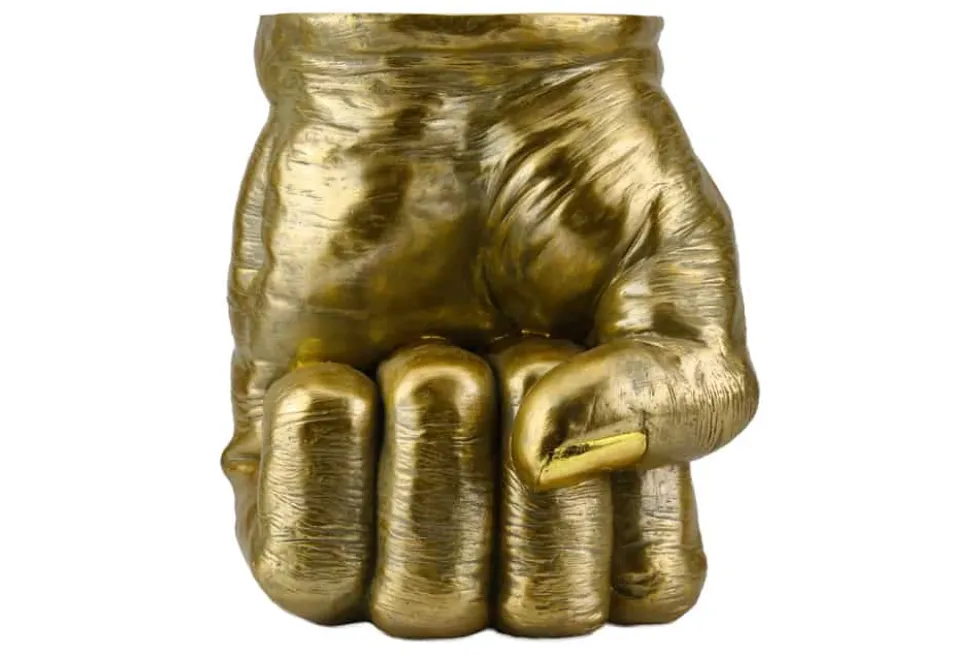 Handgefertigter Beistelltisch FIST 50cm gold runde Tischplatte Faust-Skulptur