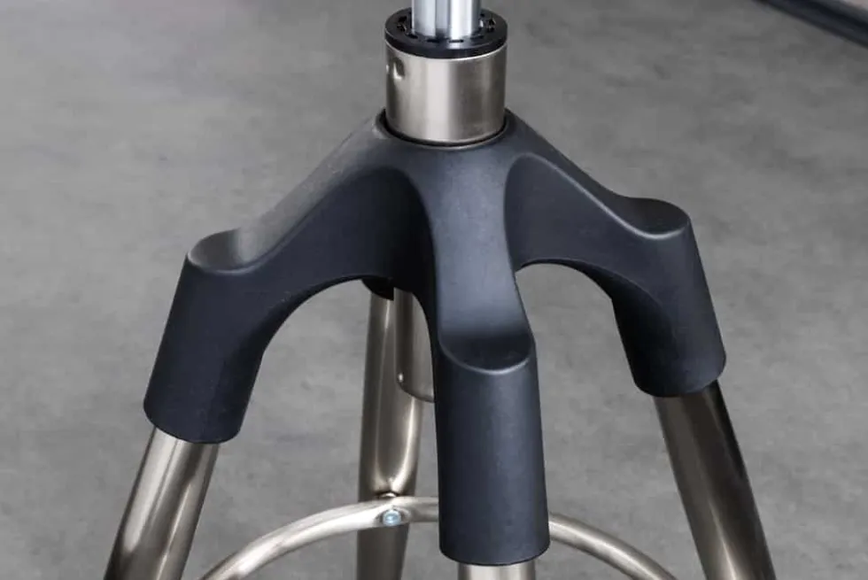 Höhenverstellbarer Barhocker INDUSTRIAL Chrom gebürstet silber schwarz Metall rund drehbar
