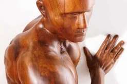 Massive Wandskulptur SOUL 60cm braun Mangoholz Wanddeko Athleten-Figur