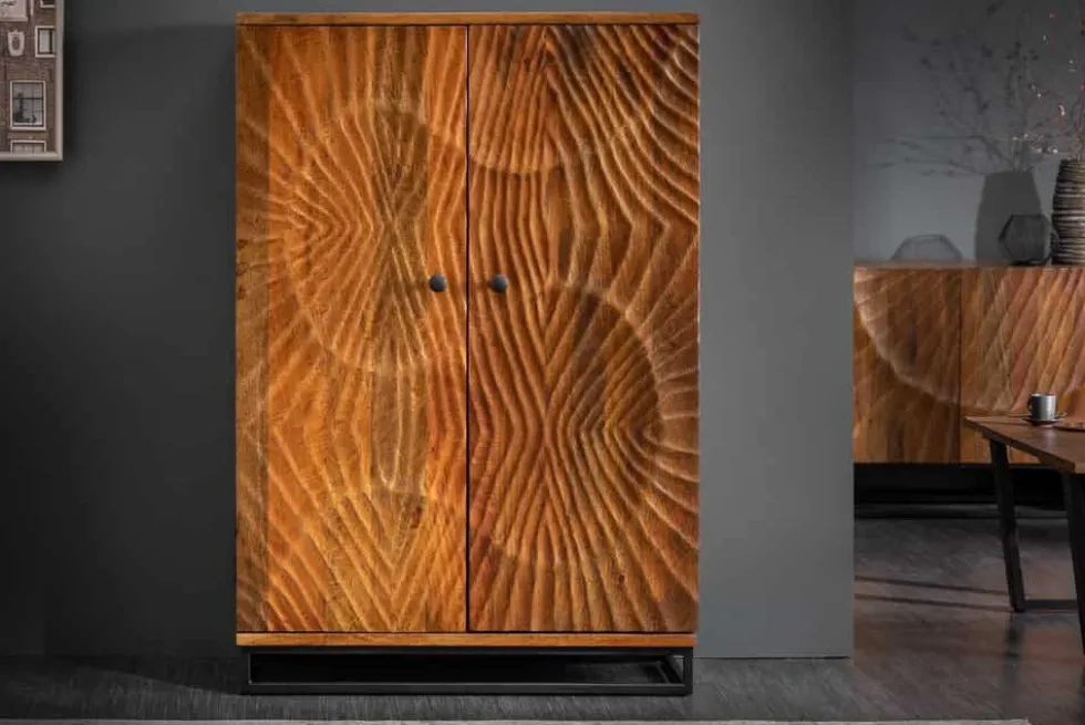 Massiver Barschrank SCORPION 141cm braun Mangoholz aufwendige 3D Schnitzereien