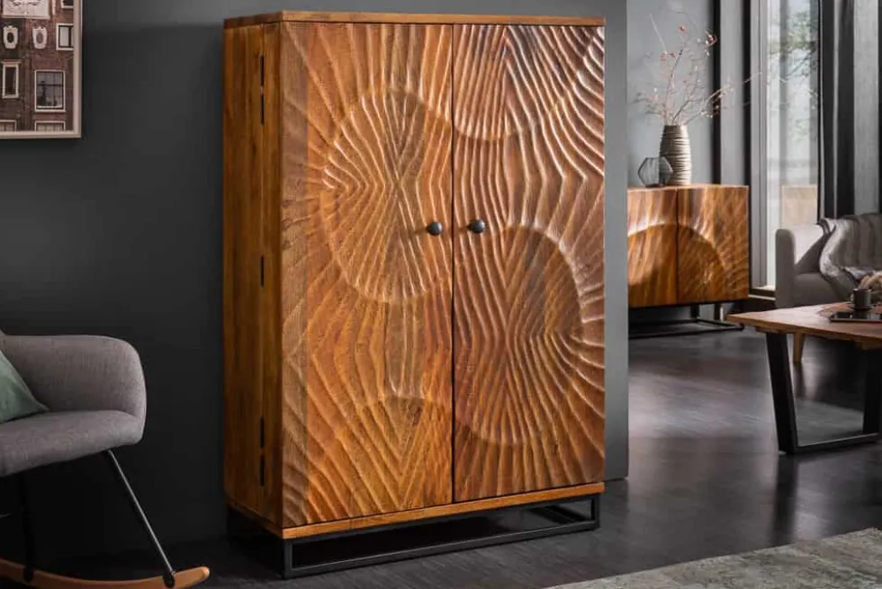 Massiver Barschrank SCORPION 141cm braun Mangoholz aufwendige 3D Schnitzereien