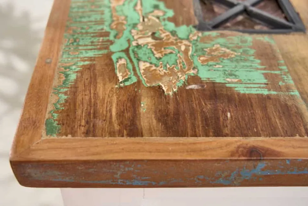 Massiver Couchtisch JAKARTA 70cm weiß bunt Holz Truhe aus recycelten Fischerbooten mit Schubladen