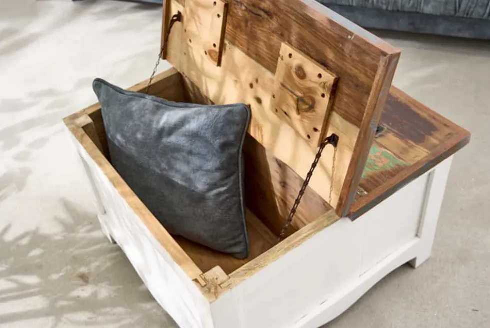 Massiver Couchtisch JAKARTA 70cm weiß bunt Holz Truhe aus recycelten Fischerbooten mit Schubladen