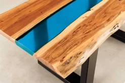 Massiver Couchtisch LIQUID 110cm braun Akazienholz Baumkante schwarz Eisen blau