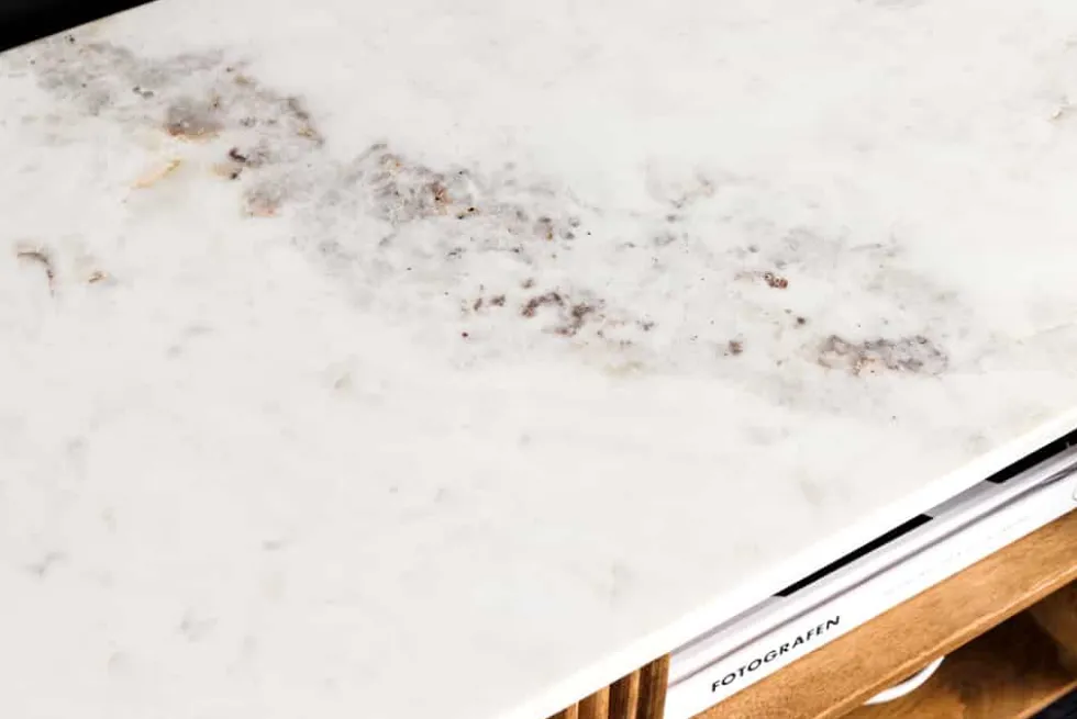Massives TV-Board TRES CHIC 140cm natur Mangoholz weiß Marmor mit viel Stauraum