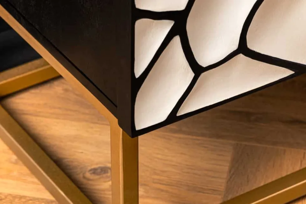 Massivholz Highboard VULCANO 120cm weiß schwarz Mangoholz mit 3D Schnitzereien handmade Metallgestell gold
