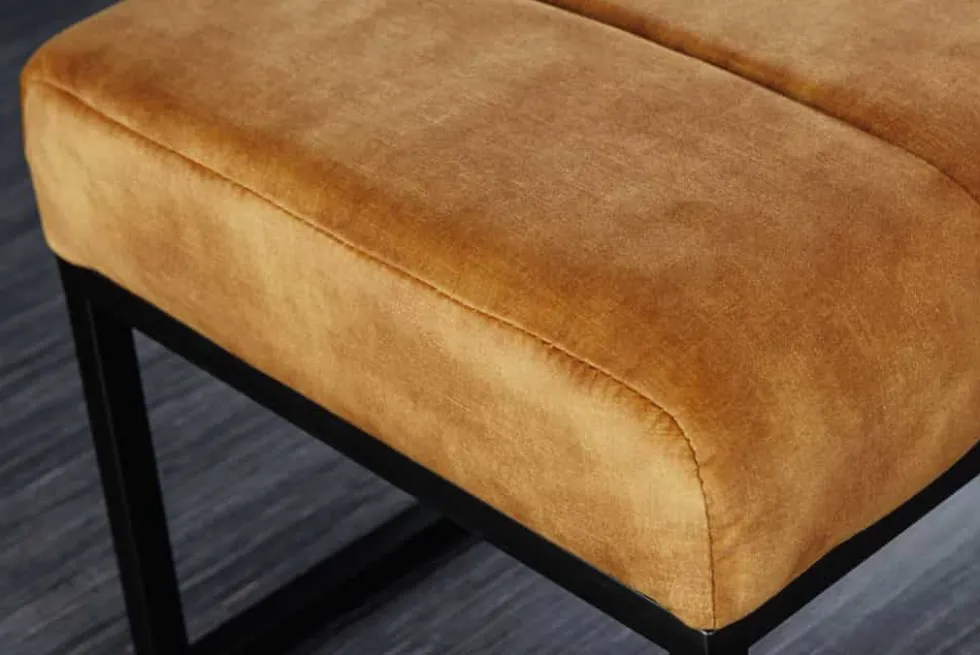 Moderne Sitzbank PETIT BEAUTÉ 110cm senfgelb Samt schwarzes Metallgestell