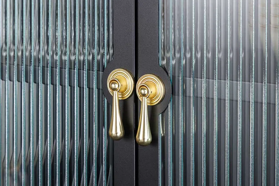 Moderne Vitrine AMSTERDAM 160cm schwarz gold Riffelglas Metall Highboard Schrank