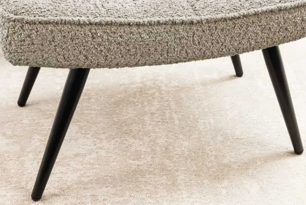 Moderner Hocker SCANDINAVIA champagner greige Bouclé schwarze Metallbeine Fußhocker