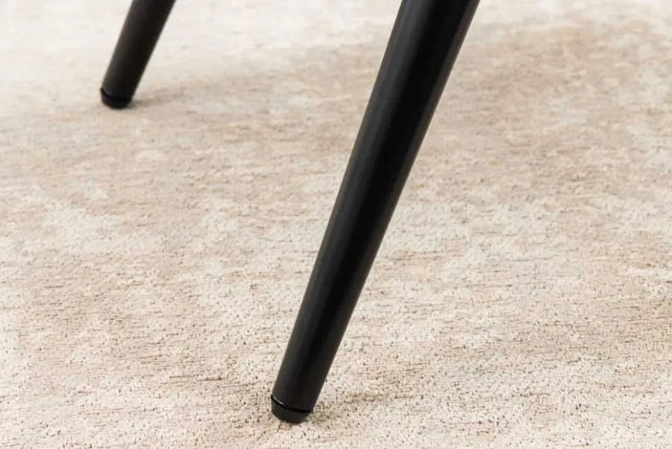 Moderner Hocker SCANDINAVIA champagner greige Bouclé schwarze Metallbeine Fußhocker