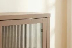 Modernes Sideboard AMSTERDAM 105cm greige gold Riffelglas Metall Vitrine Schrank
