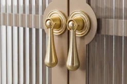 Modernes Sideboard AMSTERDAM 105cm greige gold Riffelglas Metall Vitrine Schrank