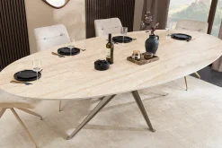 Ovaler Esstisch SCULPTURE 220cm natur Travertin Keramik champagner greige Metall