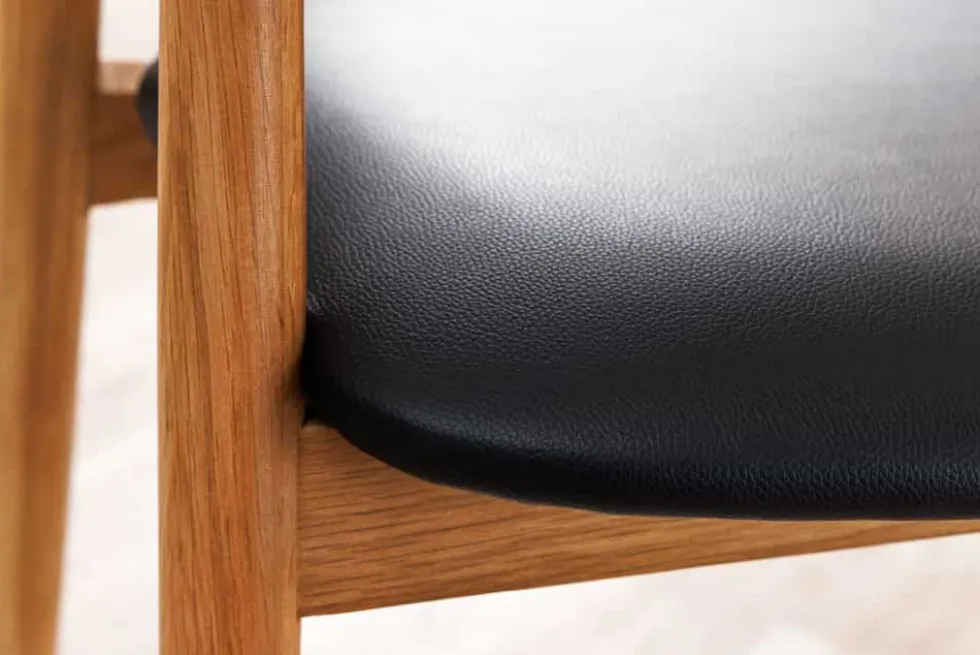 Retro Stuhl VALHALLA WOOD matt-braun Eiche Massivholz mit Armlehne