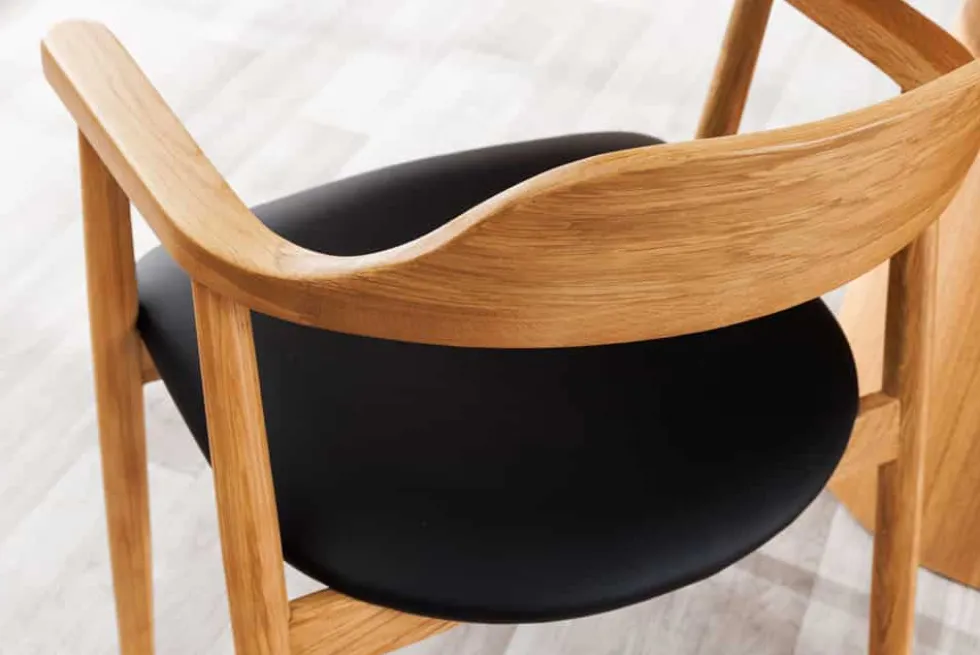 Retro Stuhl VALHALLA WOOD matt-braun Eiche Massivholz mit Armlehne