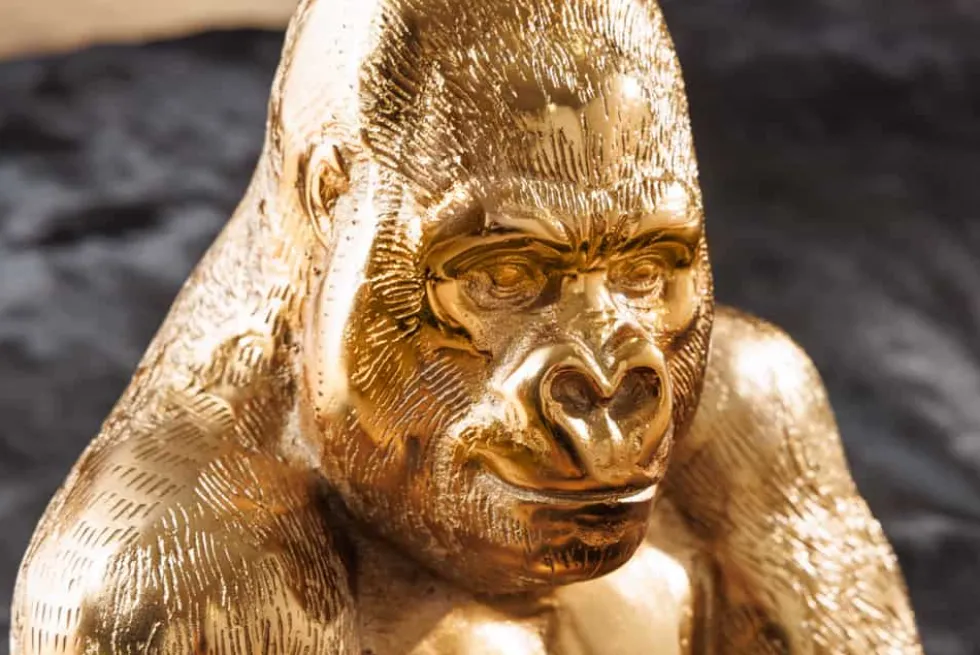 Runder Beistelltisch KONG 50cm gold Metall Glas Affenfigur Gorilla Skulptur