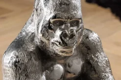 Runder Beistelltisch KONG 50cm silber Metall Glas Affenfigur Gorilla Skulptur