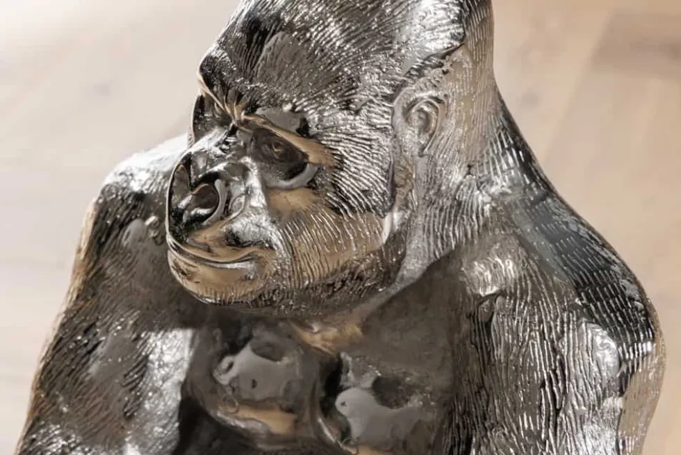 Runder Beistelltisch KONG 50cm silber Metall Glas Affenfigur Gorilla Skulptur