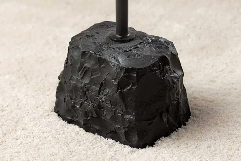 Runder Beistelltisch TRAYFUL 55cm natur Mangoholz Massivholz Marmorfuß Metall schwarz
