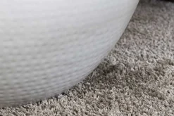 Runder Couchtisch ORIENT STORAGE 60cm weiß Akazienholz mit Stauraum Hammerschlag handmade