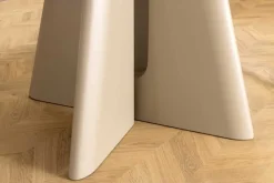 Runder Esstisch ORGANIKO 120cm cement greige mit skulpturalem Säulengestell