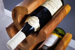 Skulp­tu­rales Weinregal ARTE 100cm natur Suarholz handmade in Bali Flaschenhalter